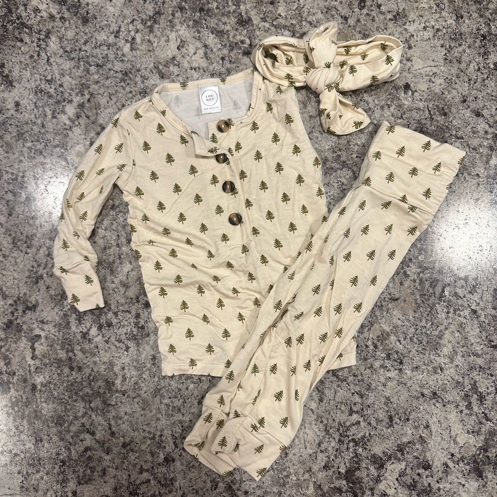 Lou Lou and company top and bottoms w/ bow KEVIN Christmas tree set 3-6 months